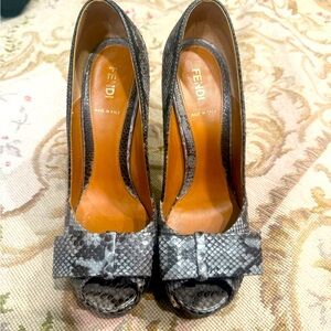 Fendi Snake skin with bow a little worn 
Sole worn
